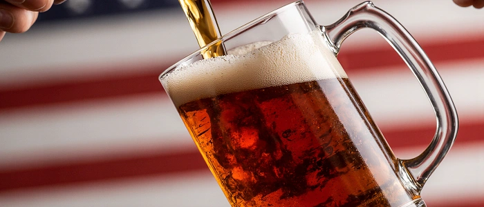 American Bock čepovaný do sklenice, tmavé pivo detail